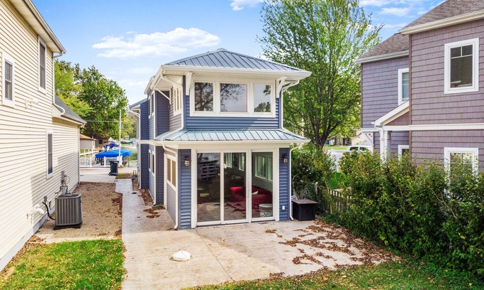 Syracuse Casa | Incredbile View of Lake Wawasee with sandy lake bottom