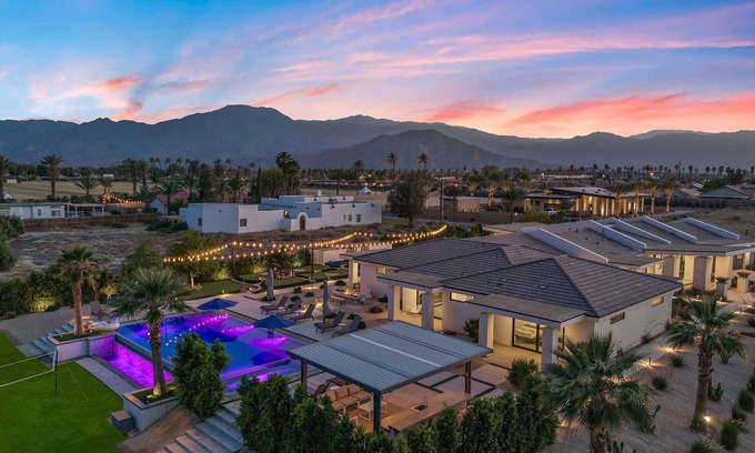 Indio Casa | Incredible 45 Ft Pool: 9 BR, 15 Bed, 45 ft pool, 9 putting holes golf, Gameroom