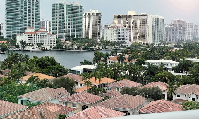 Golden Beach Apartamento | Incredible apartment overlooking the intracoast. Parking included