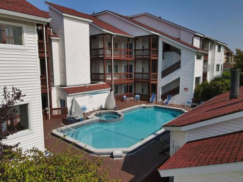 Traverse City Casa | Incredible Beach Condo AC Beach Pool Hot Tub Sunrise