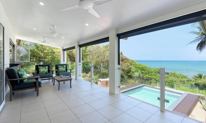 Oak Beach Casa | Incredible Beachfront home, 10 min to Port Douglas