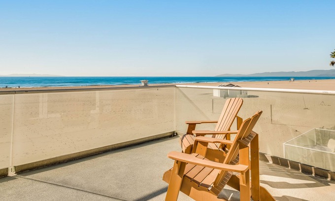 Hollywood Beach Casa | Incredible beachfront home with furnished patio, balcony & free WiFi