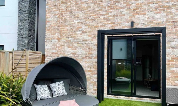 Riccarton Casa | Incredible Getaway by Hagley Park!