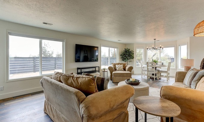 Redmond Casa | Incredible Historic Reindeer Ranch, Hot Tub, Dog Friendly, Chef's Kitchen, Huge Deck w/ BBQ, & More