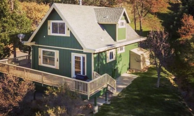 Julian Cabina | Incredible Mountain Views from the wrap around deck