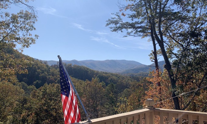 Gatlinburg - Pigeon Forge Casa | Increíbles vistas al monte, bañera de hidromasaje, 2 suites, WiFi, 3 terrazas, a 10 minutos de Dollywood