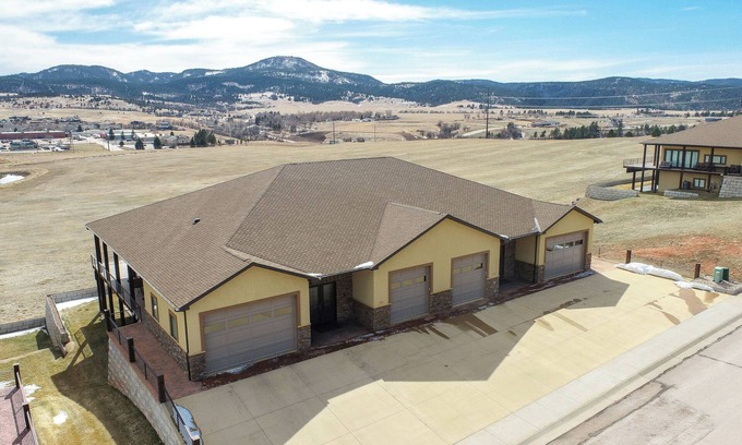 Spearfish Cabina | Incredible Panoramic View, Close to Spearfish, Very Open Floor Plan & Paved!