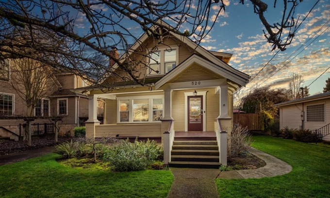 McMinnville Casa | Incredible Retreat in the Heart of McMinnville, Huge Kitchen, Deck, BBQ, Walk to Wine, Food, & More