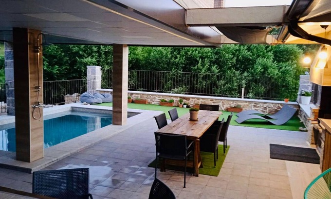 Robledondo Casa | Casa rural de vacaciones en Robledondo con piscina privada
