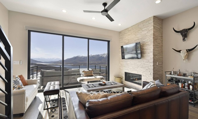 Kamas Casa | Incredible Views | 2 Kitchens | Garage | Lake Access