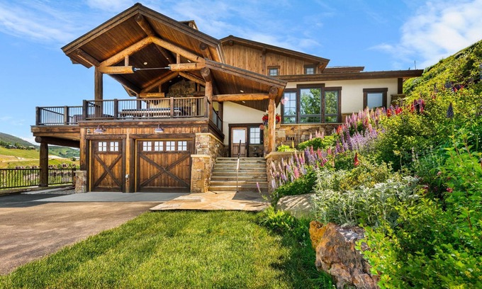 Crested Butte Casa | INCREDIBLE views 1 block to ski area, free bus to town, hot tub,