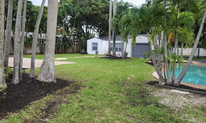 Middle River Terrace Villa | incredible Villa near the beach with a pool