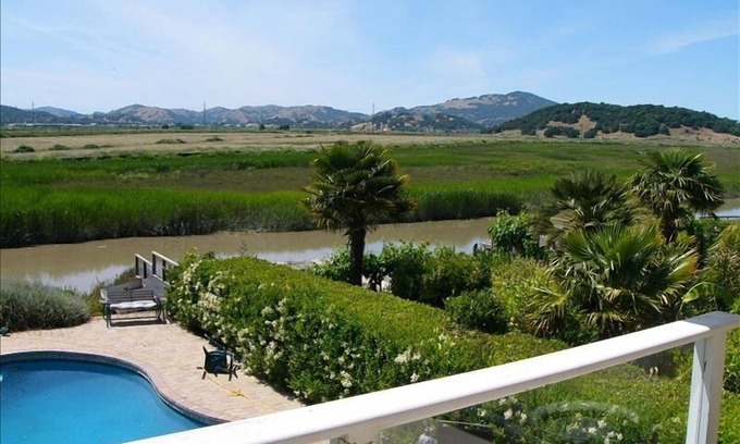 Novato Casa | ¡Increíble propiedad frente al mar, piscina, bote, jardines y más!