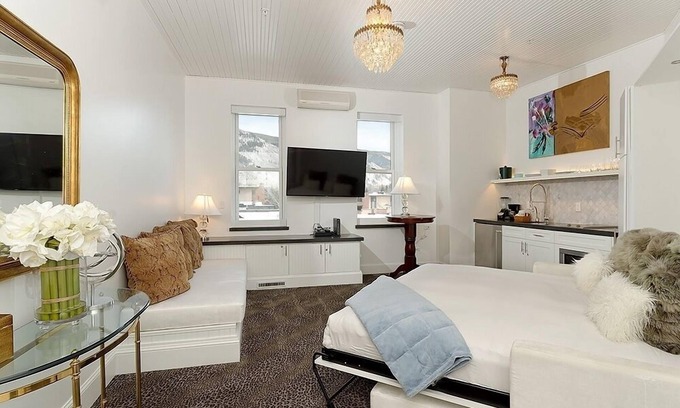 Aspen Hotel | Independence Square 310 | Chic, Remodeled Studio w/ Great Location in Aspen, A/C, & Kitchenette