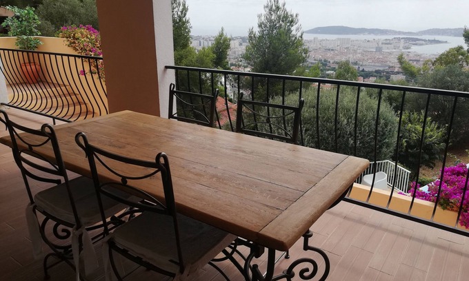 Toulon Apartamento | Independent accommodation in a villa, breathtaking sea view, beautiful terrace, swimming pool