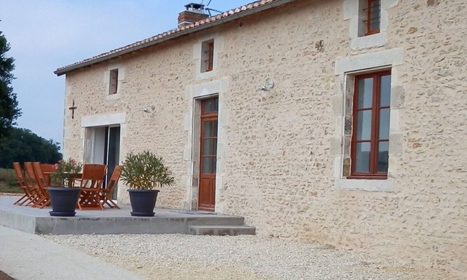 Persac Cabaña | Independiente, espaciosa casa de campo para una estancia tranquila-Montmorillon-Futuroscope-Piscina