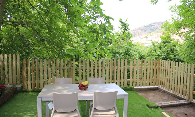 Aritzo Condominio | Apartamento independiente de piedra en una casa de vacaciones con jardín y barbacoa.