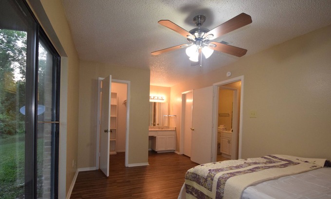 Fort Worth Casa | Independent Unit 2 Bed 1 Bath Queen Bed Washer-Dryer Internet