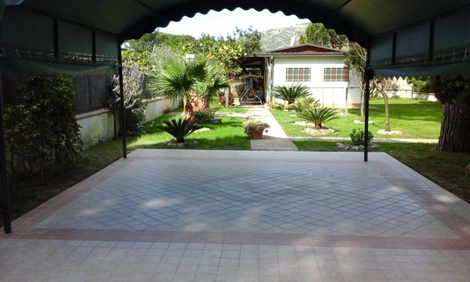 Fondi Chalet De Esquí | Villa independiente con acceso al mar, zona de salto de fondos, amplio jardín.