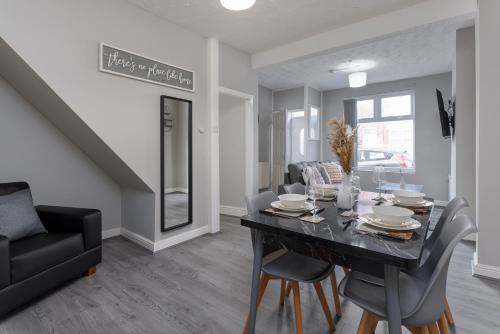 Liverpool Casa | Index House - Air Host & Stay - Free Parking - Contractor Friendly