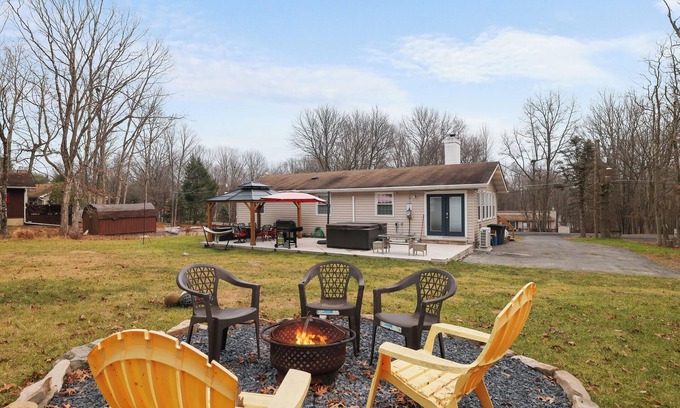 Tunkhannock Township Casa | Indian Mountain Getaway-hot tub, lakes ,hiking ,fireplace , pool table
