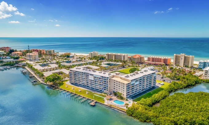 St. Petersburg - Clearwater Condominio | Indian Shores Penthouse: Beach & Intercoastal Views & PICKLEBALL!!