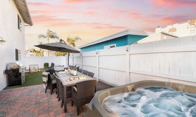 Crown Point Cabaña | Indigo By Avantstay Sleek & Charming Home 2 Blks From Bay w/ Hot Tub!