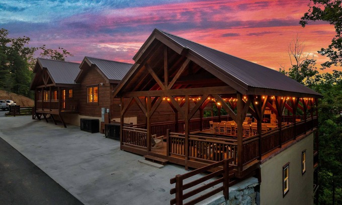 Caton Cabina | Indoor Pool - Epic Game Room - MiniGolf - 24 Guests - 8 Bedrooms