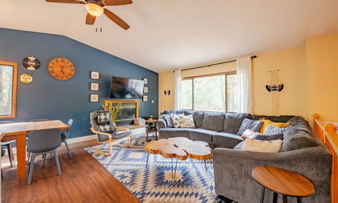 Wallenpaupauk Lake Estates Cabina | Indoor Pool, Firepit, BBQ, Gym, King Bed, Sauna, Lake Nearby, A/C, Amenities