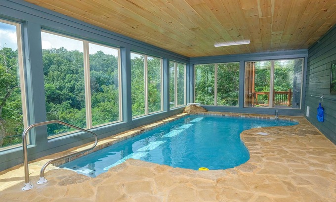 Sevierville Cabina | Indoor Pool & Home Theater! - Big Forest Retreat