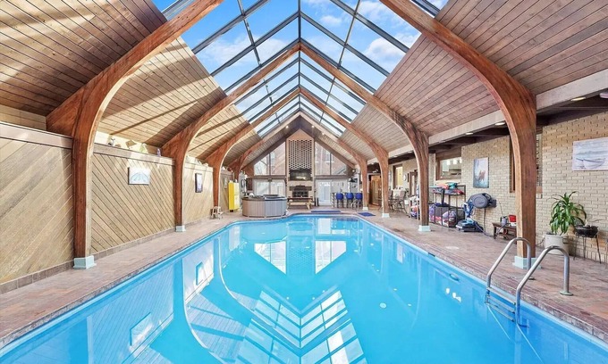 Ottawa Casa | Indoor pool, Hot Tub, Sauna, Sleeps 13, 4B4Ba, Walk to Downtown Ottawa & River