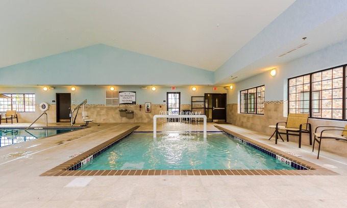 Grand Forks Condominio | Piscina cubierta y bañera de hidromasaje. Desayuno gratis. 15 minutos a pie de la Universidad de Dakota del Norte.