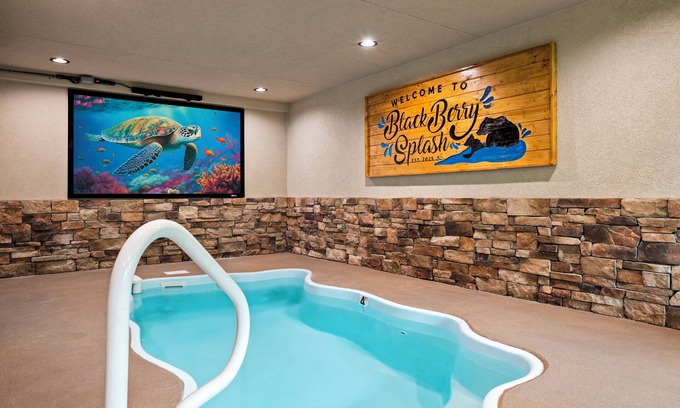 Pigeon Forge Cabina | Indoor Pool-Theater-Bunk Beds with Slide-Game Room-Hot Tub-5 min to Attractions!