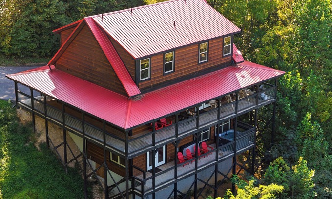 Wears Valley Cabina | Indoor Pool, Theater, Hot Tub & Mtn Views Near Dollywood | Crimson Crest