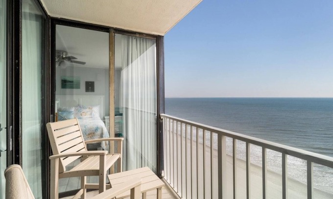 Red Hill Condominio | Indulge in Coastal Bliss Oceanfront 2 Bdrm Haven