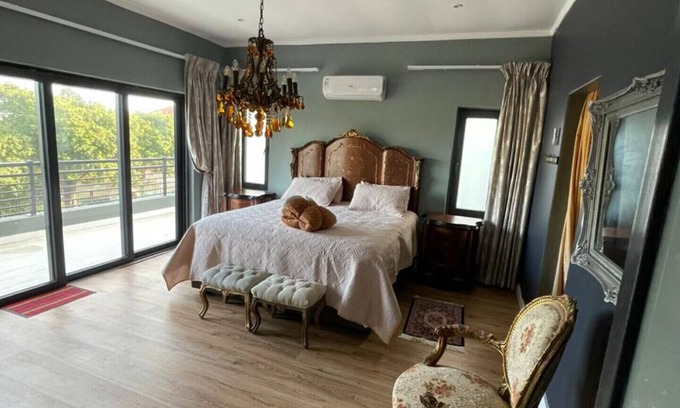 Milnerton Cama Y Desayuno | Indulge into our beautiful Sunset Vista villa, 5min away from the beach.