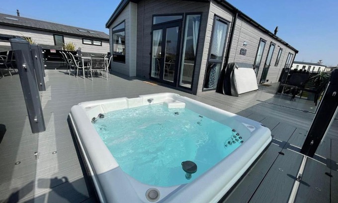 Tattershall Casa | Indulgence Lakeside Lodge i3 with hot tub, private fishing peg situated at Tattershall Lakes Country Park