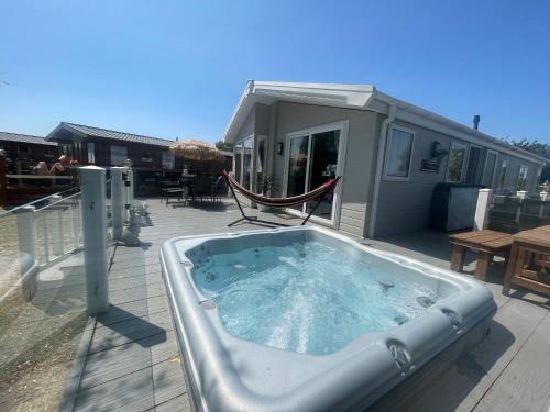 Tattershall Casa | Indulgence lakeside lodge i1 with hot tub, private fishing peg situated at Tattershall Lakes Country Park