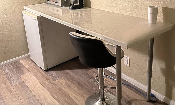 Lake Elsinore Casa | Industrial bachelor bed&bath 6min from lake!