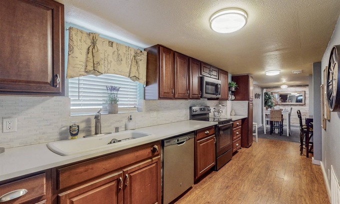 North Valley Casa | Industrial Calcutta, 4bd, 2 ba, gated parking