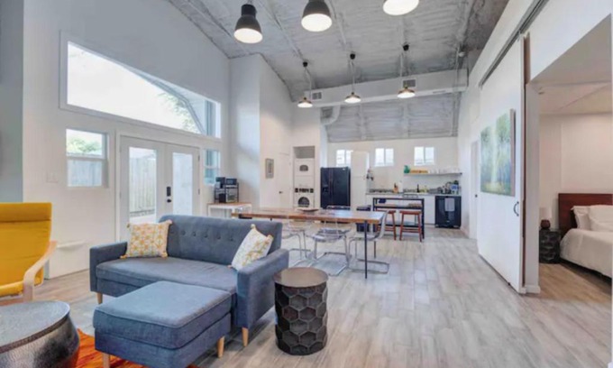 Greater Heights Casa | Industrial chic barndominium w/high ceilings