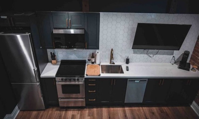 Barrie Apartamento | Industrial Luxury Living w/17ft Ceilings & King bd