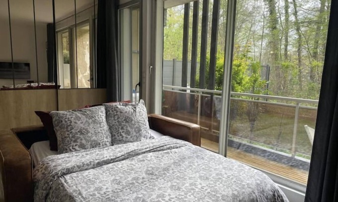 Gouvieux Apartamento | Industrial style apartment with private garden!