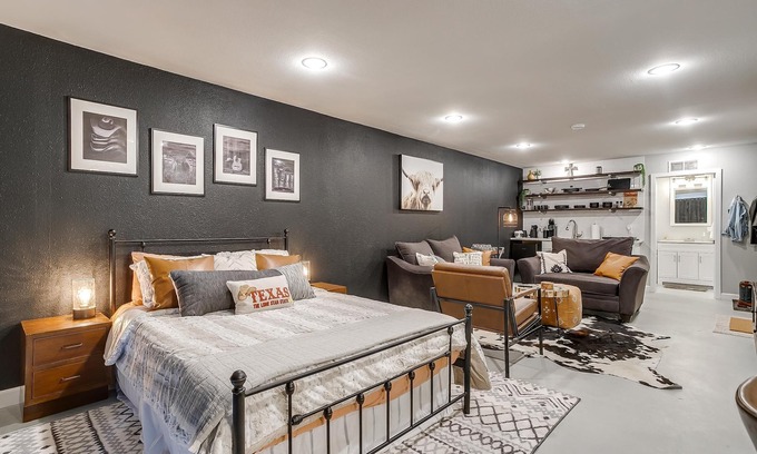 Arlington Heights Apartamento | Industrial Style Guest House w/ Privacy Fence