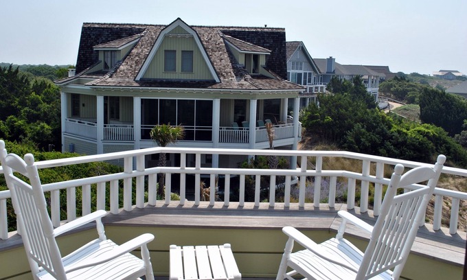 Bald Head Island Casa | Inescapable View es una magnífica propiedad de 7BR / 8BA Dune Ridge con vista al mar.