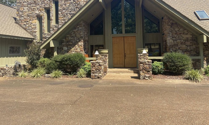 Drasco Chalet De Esquí | Infamous beauty at Stone Pebble Place!