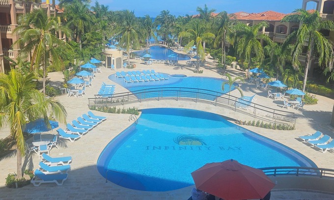Antoneys Cay Condominio | Bay Infinito; Lujo de 2 dormitorios / 2 baños condominio