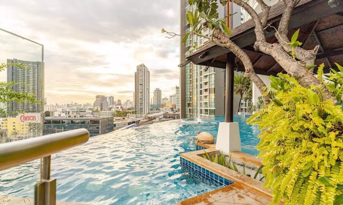 Phra Khanong Nuea Apartamento | Infinity Pool/Sky Bar/City View/1 min walk to BTS/W District/Family Friendly