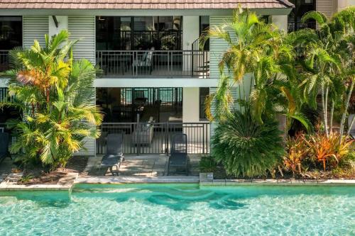 Port Douglas Apartamento | Infinity's Edge - Poolside Retreat at Temple Resort
