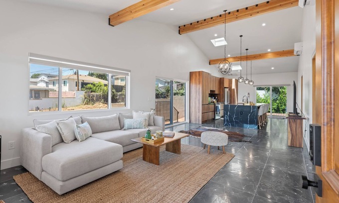 Inglewood Casa | Inglewood Hills Luxe View Home-Near LAX/SoFi/Beach